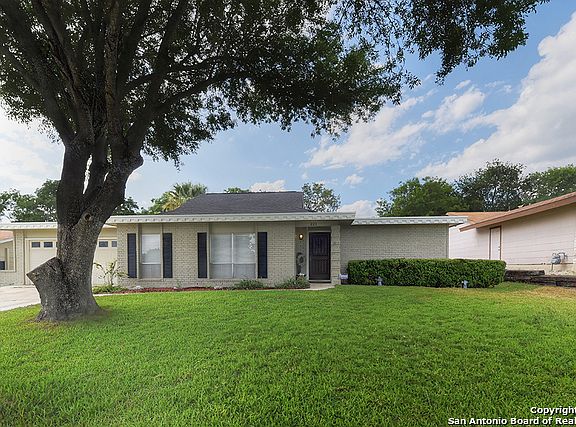 2nd image of 221 Whispering Oaks St