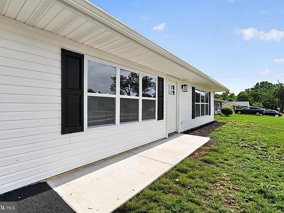 5th image of 10 Carlin Ln