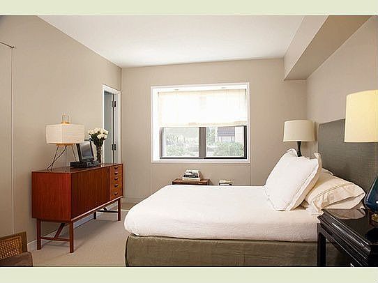 4th image of 165 E 72nd St APT 3C