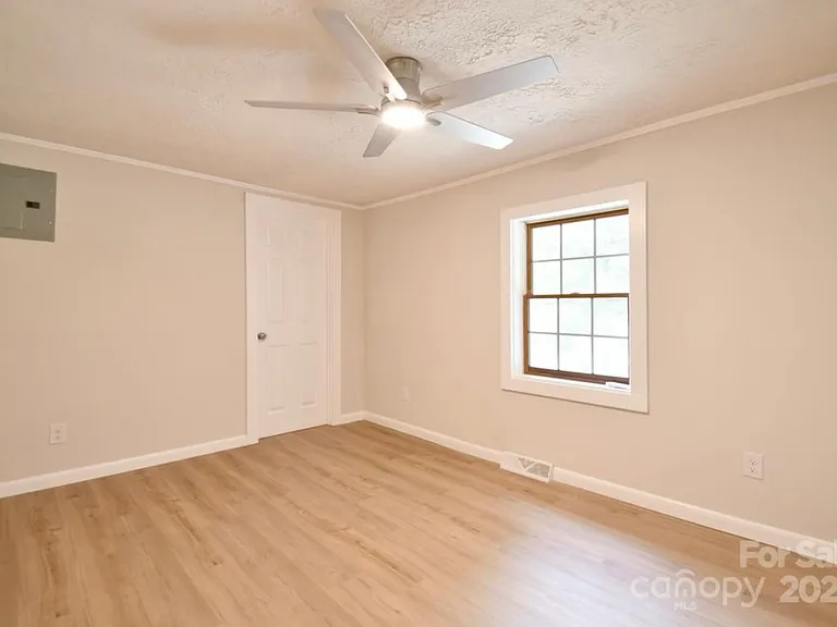 80 Sumner Ave NW — Photo 3