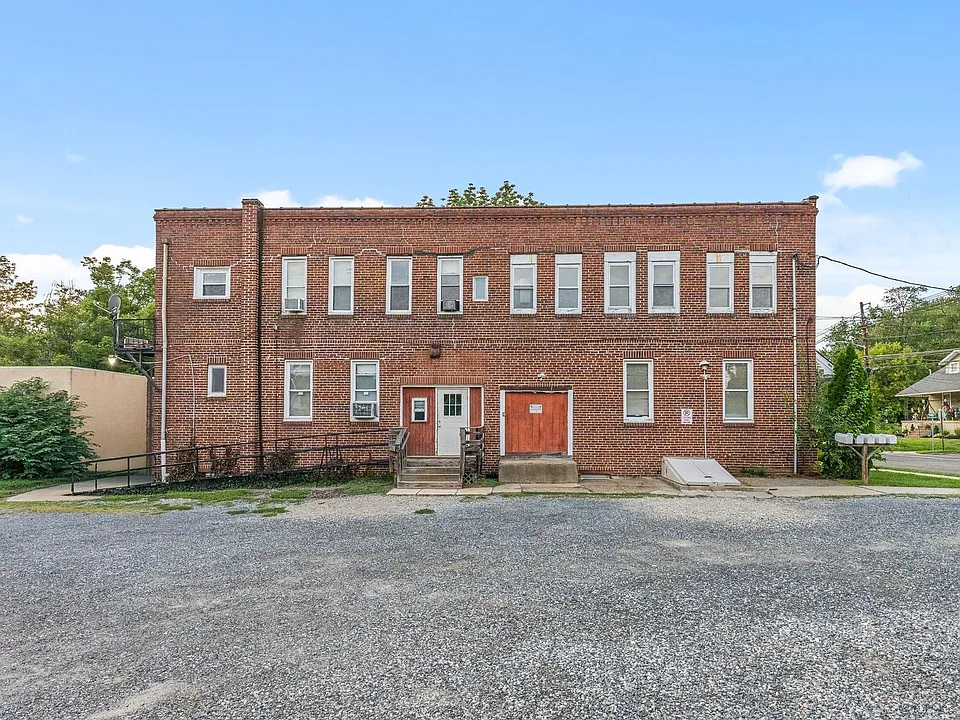 601 Chapel Ave W #L3