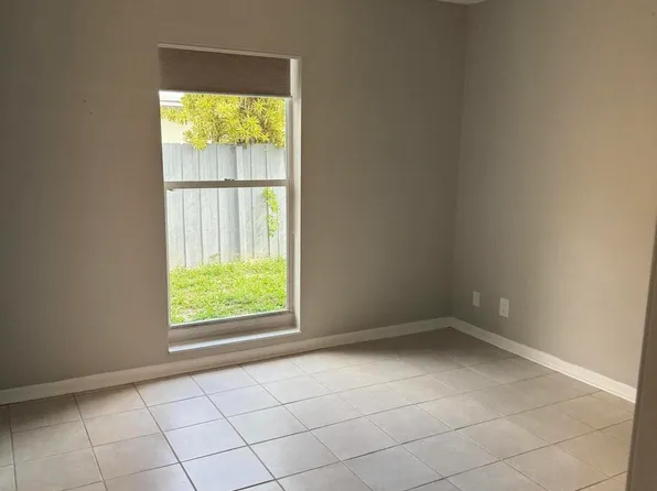 47 SE 13th St, Dania, FL 33004