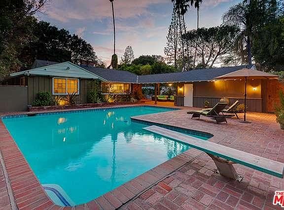 3rd image of 16910 Magnolia Blvd