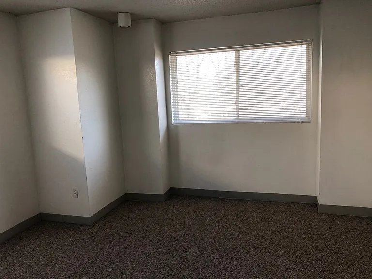 Regents Court Apartments — Photo 17