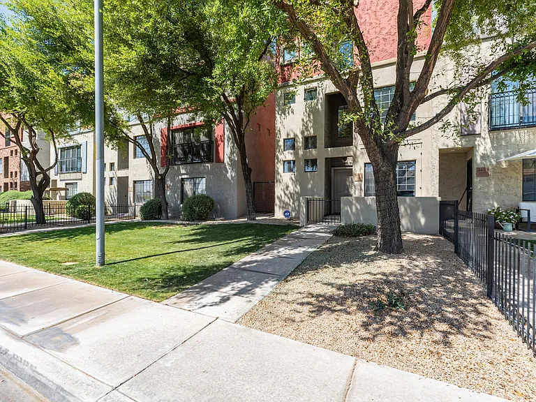 3435 E Lance Ln — Photo 4