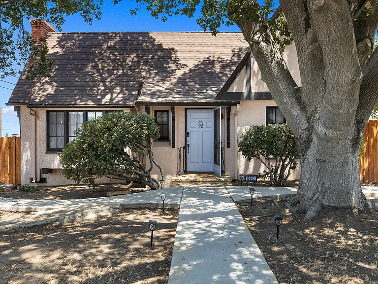 15803 Victoria Ave — Photo 2