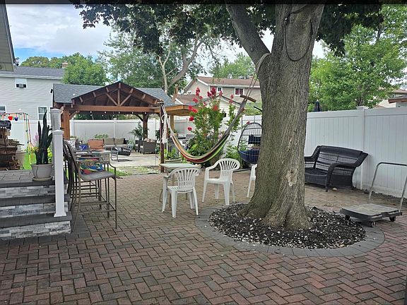 4th image of 353 Barleau Street