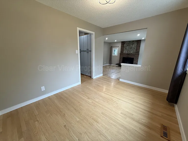 18 Trinity Pl W — Photo 9