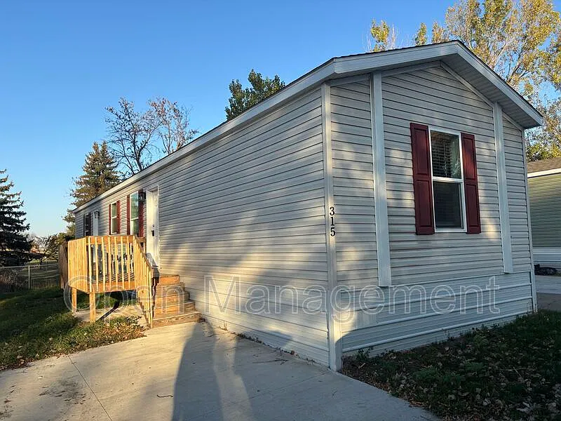 3 bed, 2.0 bath, 1056 sqft, $1,279 — Photo 1