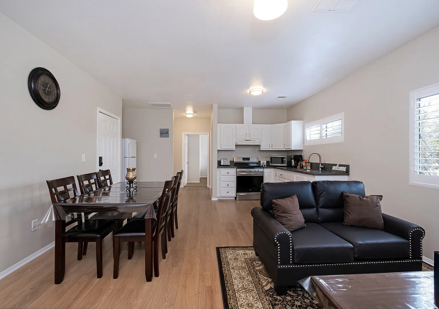 Upgraded & Spacious Apt in heart of LA W/Smart TV — Photo 1