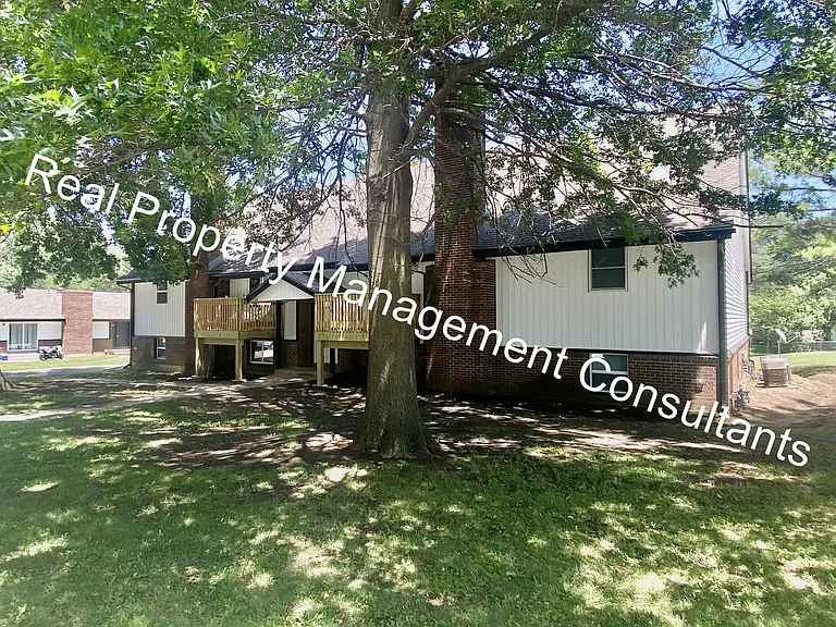 1001 Twin Oaks Ter — Photo 2