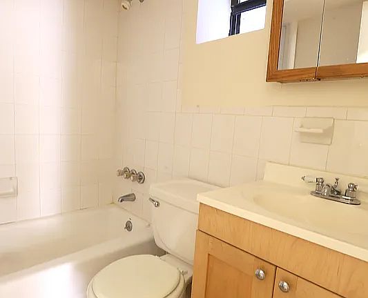 4th image of 320 E 93rd St APT 4C