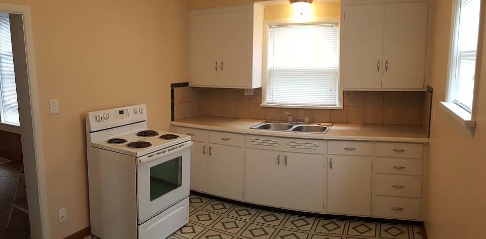 1st image of 402 W Warren St