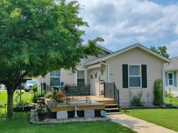 811 River St, Decorah, IA 52101