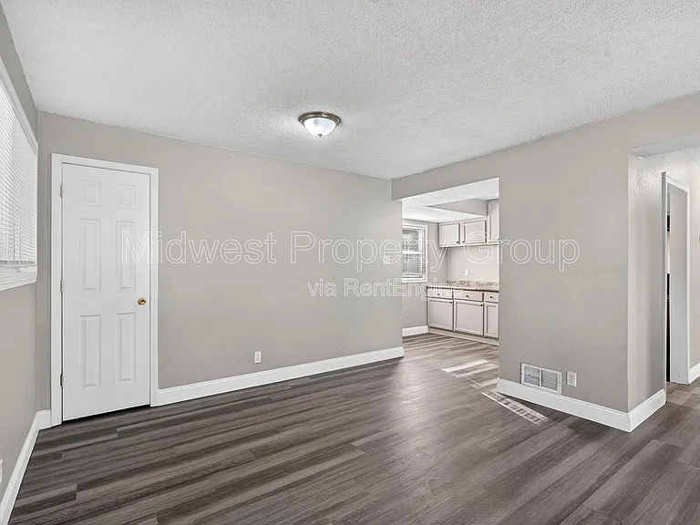 273 Roderick Dr — Photo 1
