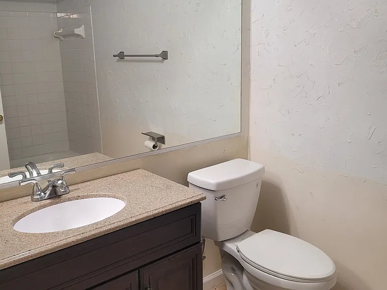 13900 Farnsworth Ln — Photo 2