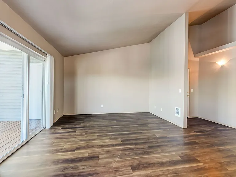Gateway Village Apartments — Photo 43