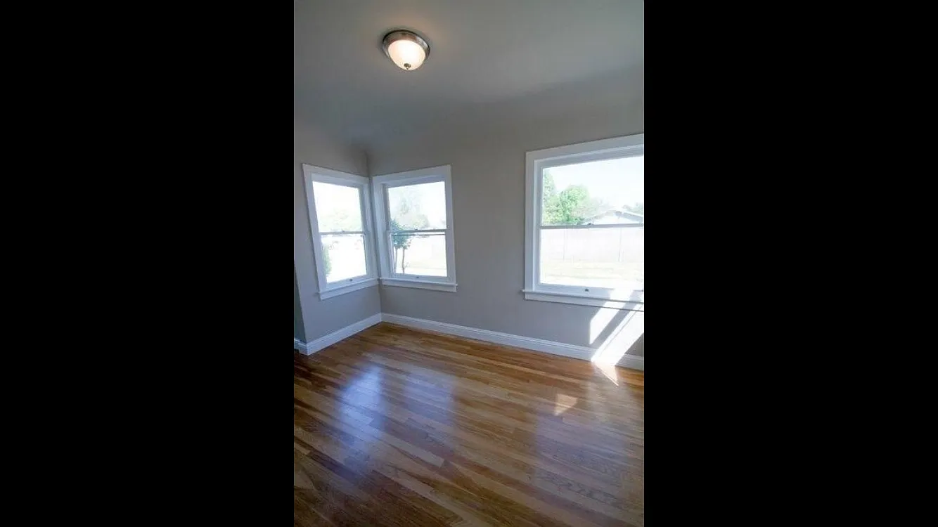 127 W Hopkins Ave photo 1