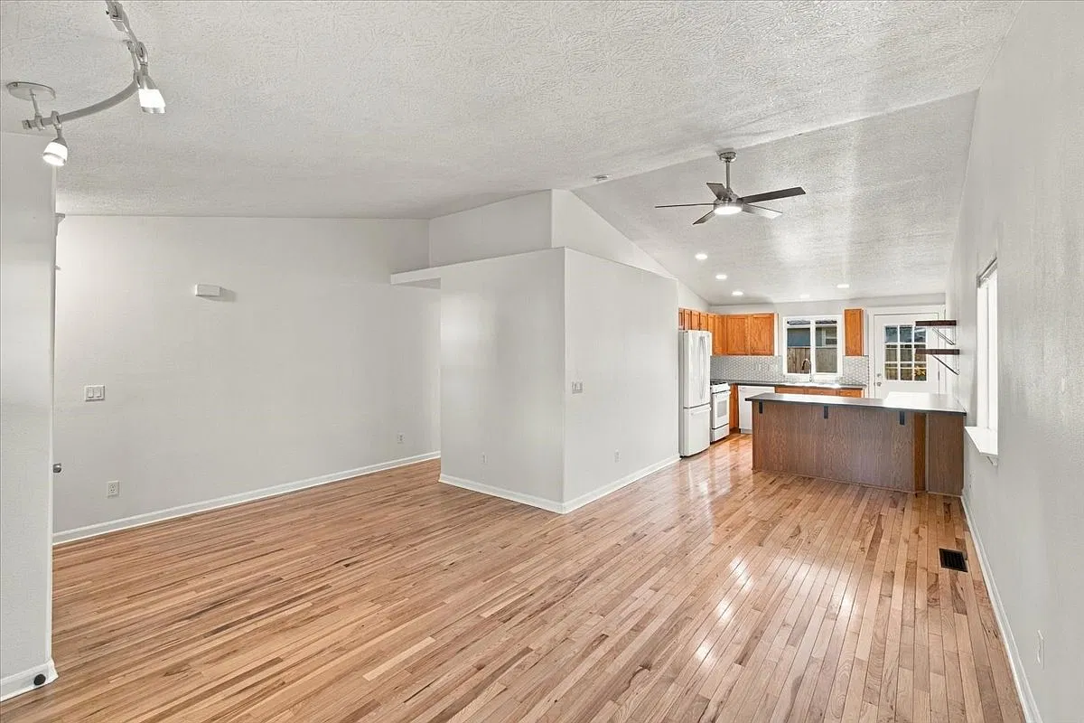 3 bed, 1056 sqft, $2,350 — Photo 2