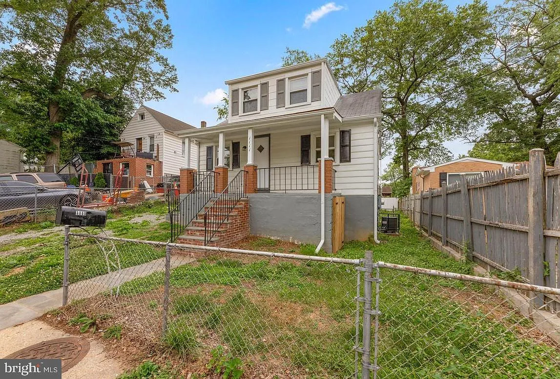 3 bed, 1.0 bath, 864 sqft, $1,900 — Photo 4