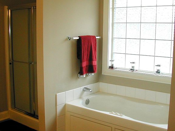 Master bath w/ whirlpool tub