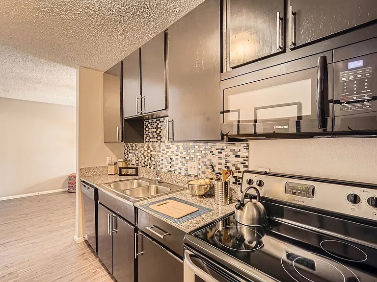 Element Austin Apartments — Photo 9