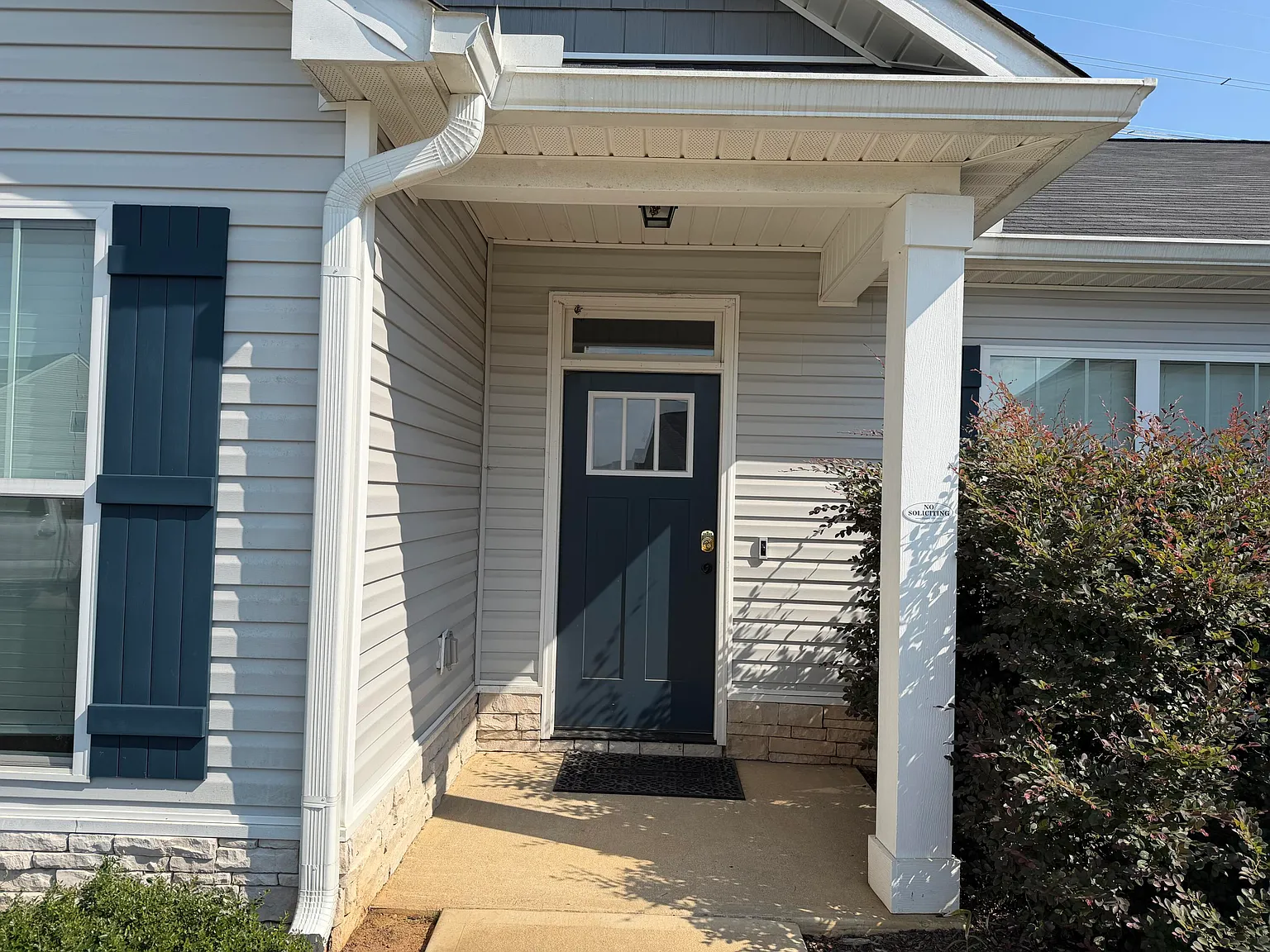 4 bed, 2.0 bath, 1961 sqft, $2,400 — Photo 2