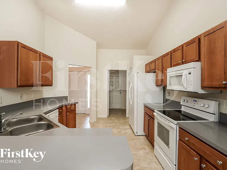 2819 34th St SW — Photo 5