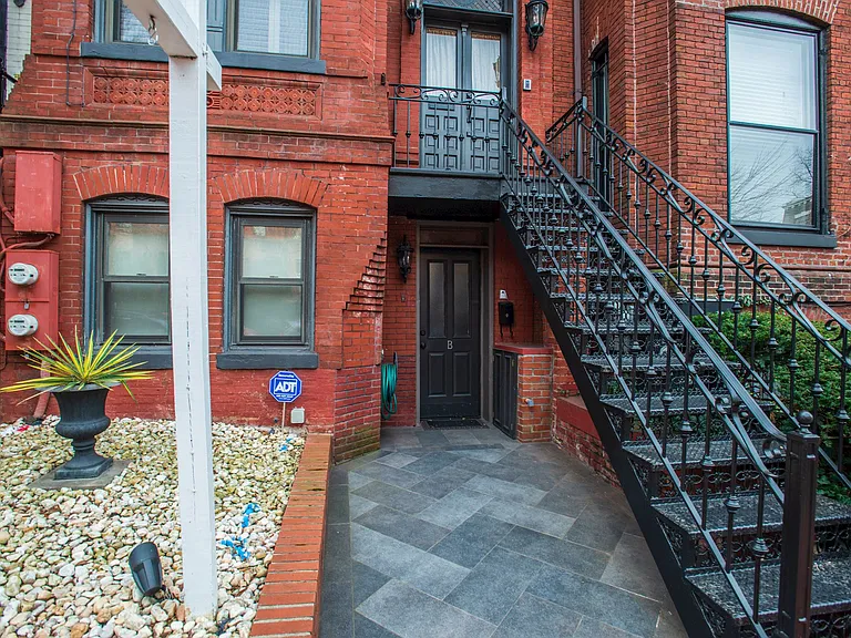 2022 N St NW #B — Photo 15