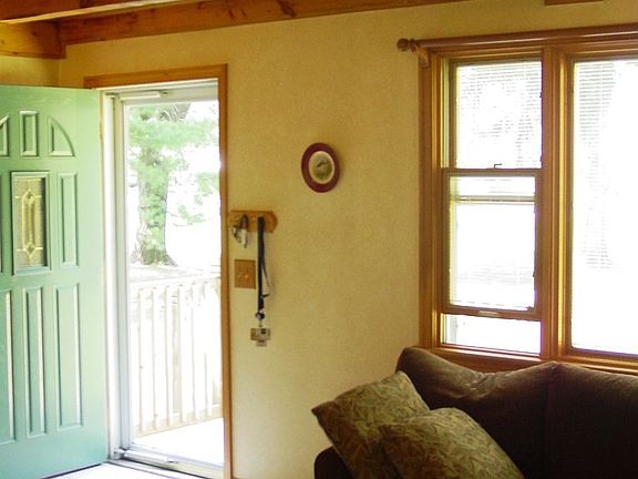 Entry/Living Room