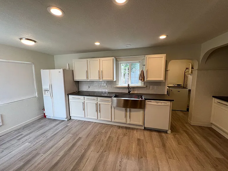 2231 E Wright Ave — Photo 7