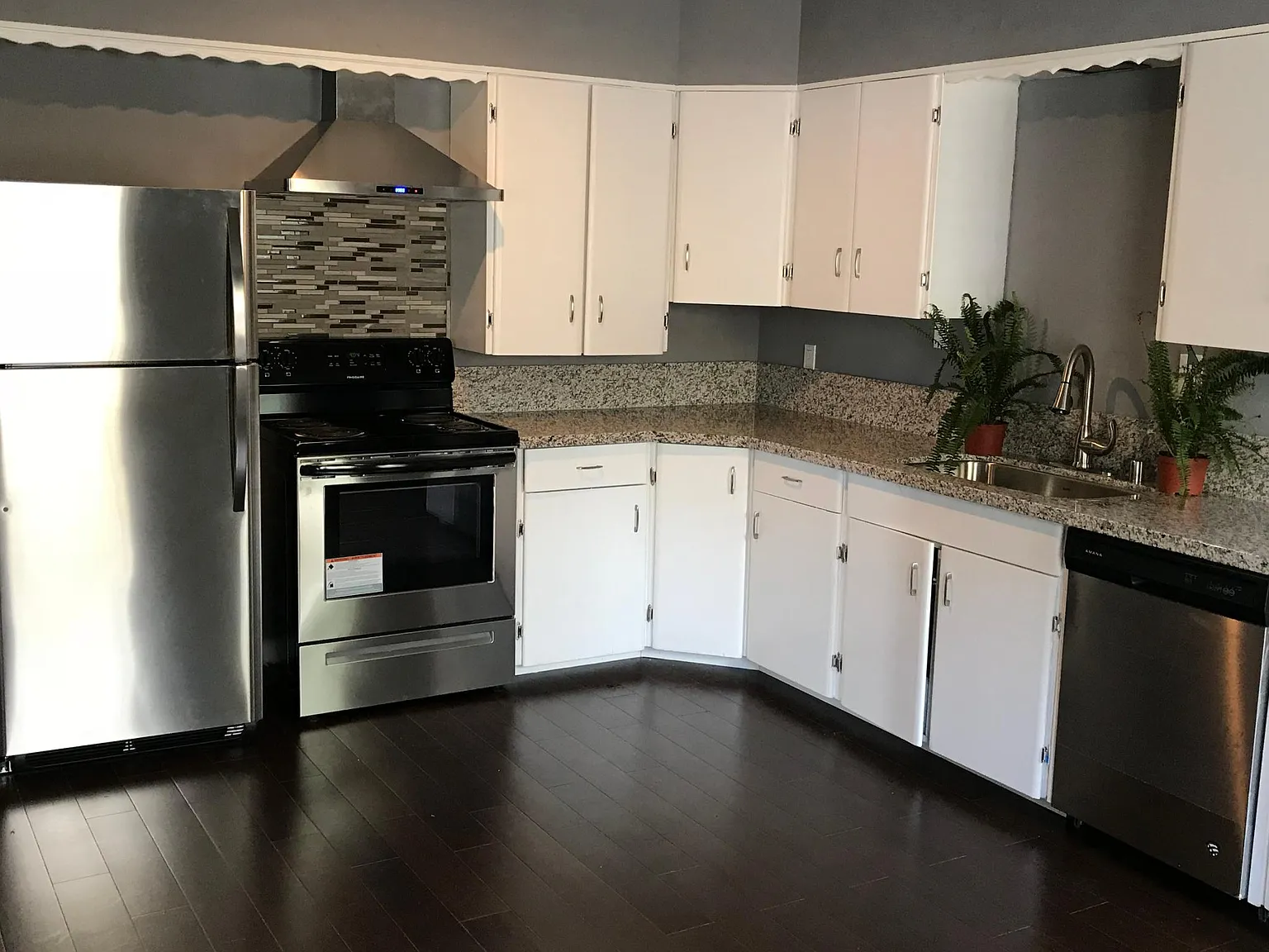 3 bed, 1024 sqft, $2,600 — Photo 3
