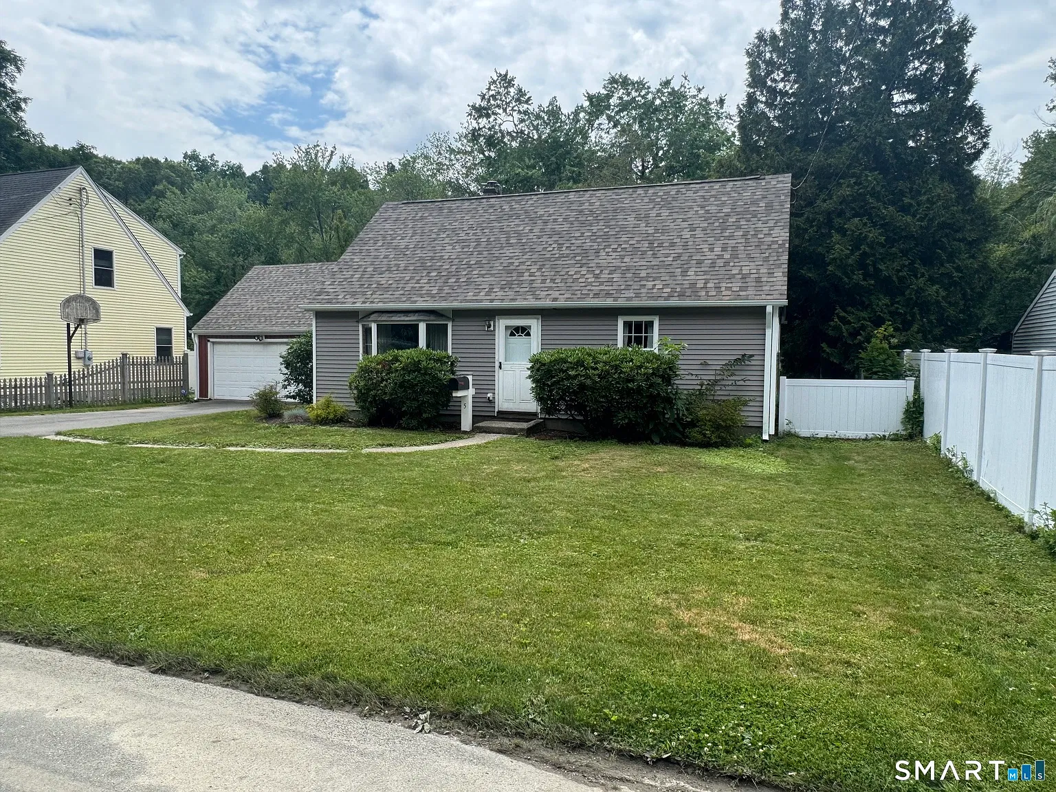 4 bed, 1.0 bath, 1231 sqft, $3,400 — Photo 2