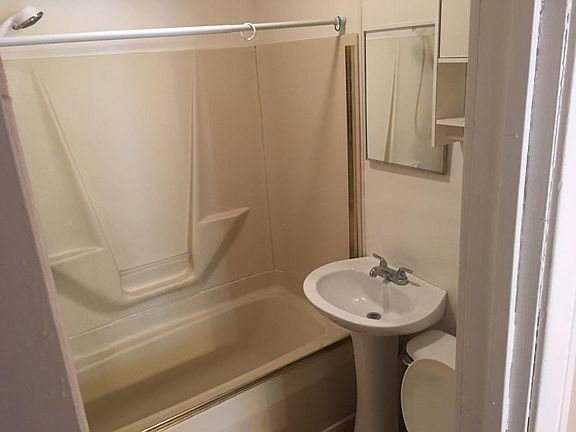 5th image of 826 Hovey Ave