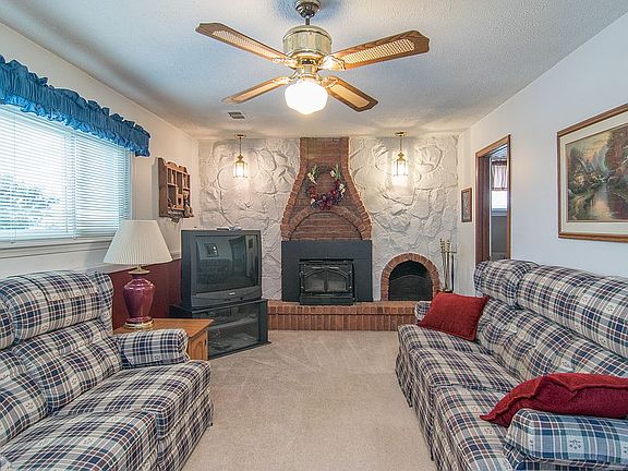 5th image of 28205 Merritt Dr