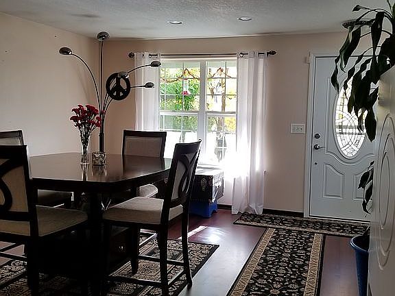 Dining Room 13' x 17'