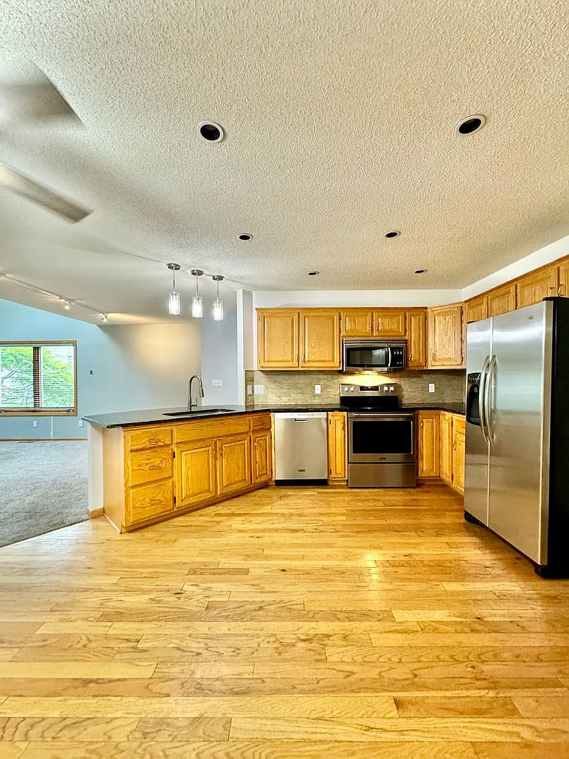 6 or 12 month Lease SW Rochester Townhome 3 large bedrooms, 2.5 baths 2 Car Garage walk in closet... — Photo 1