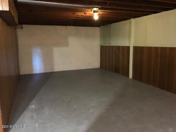 5th image of 2214 Fuller Ave NE