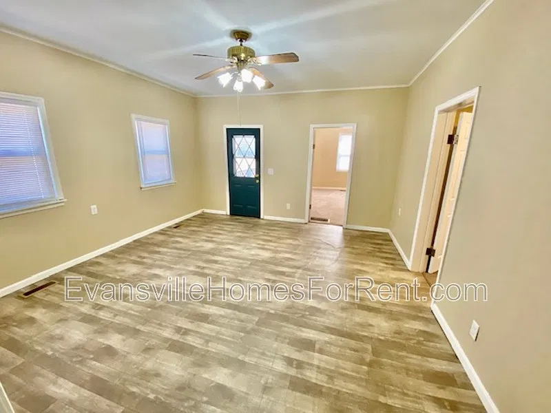 5 bed, 3.0 bath, 2352 sqft, $1,450 — Photo 2