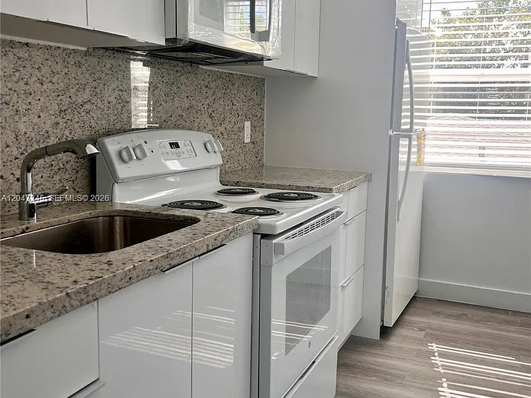 852 SW 13th Ave #5 — Photo 5