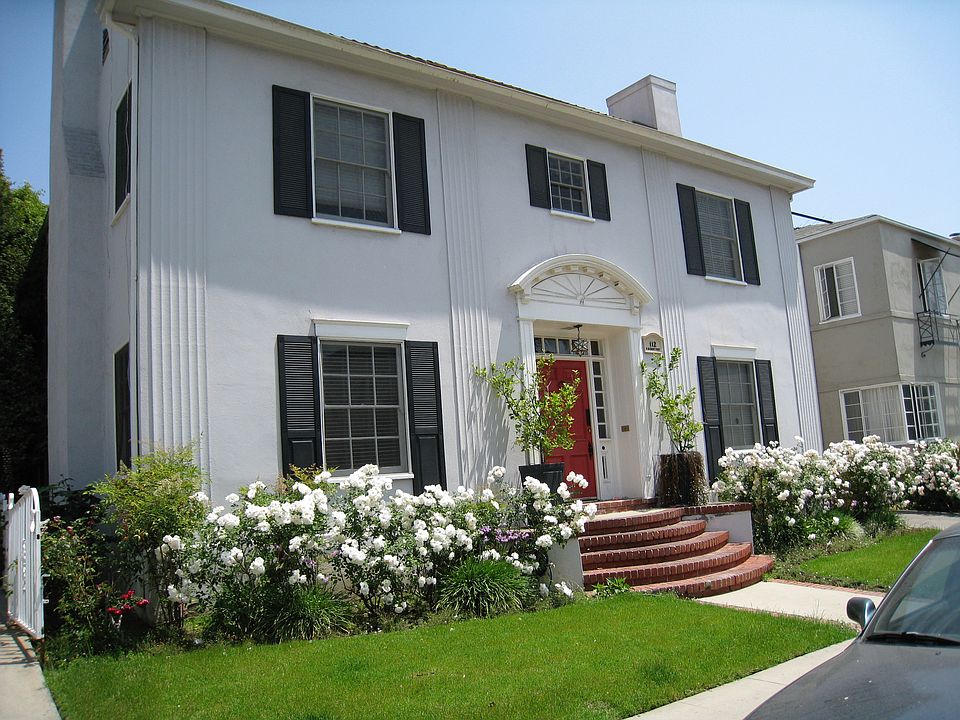 Front of building/unit upstairs