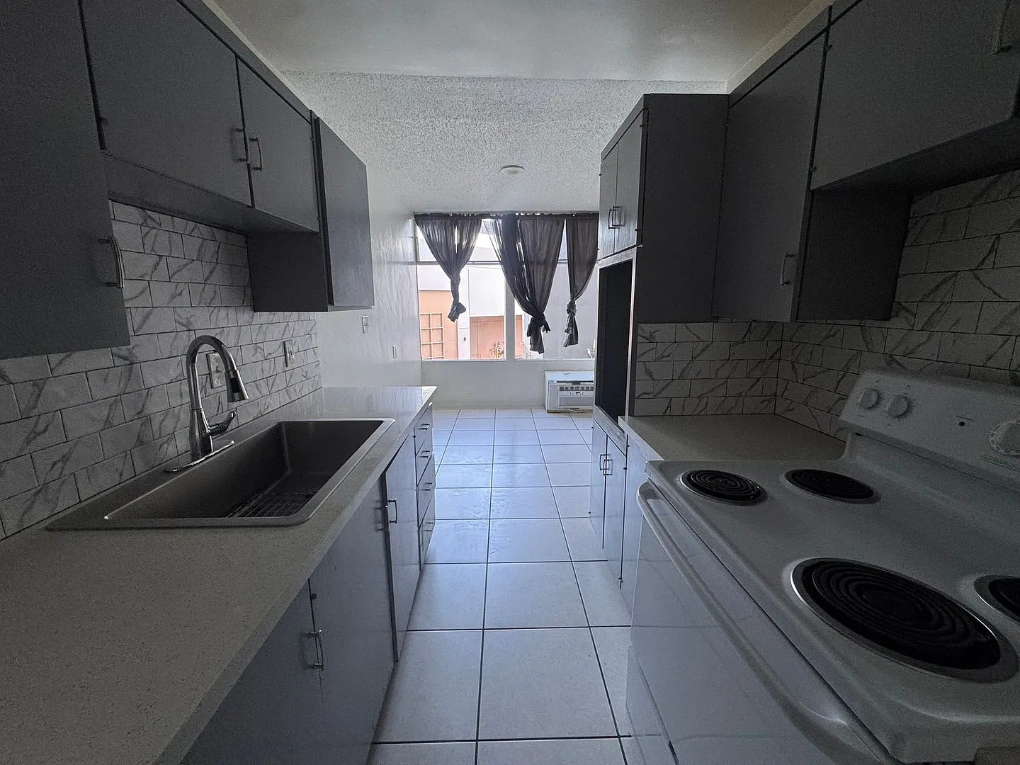 $1,895! Charming 1 Bedroom, 1 Bathroom Apartment in Downtown Long Beach! — Photo 3