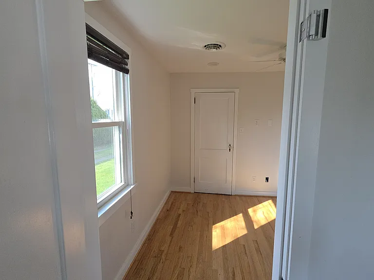 304 N River Rd — Photo 13