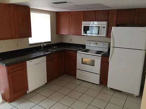 2 bed, 1.5 bath, 940 sqft, $1,900 — Photo 3