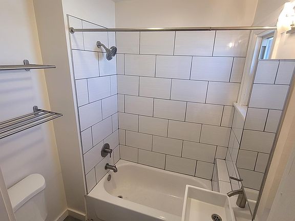 5th image of 410 W 3rd Ave APT 306
