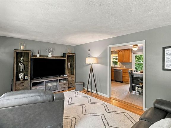 4th image of 17 Pleasant View Cir