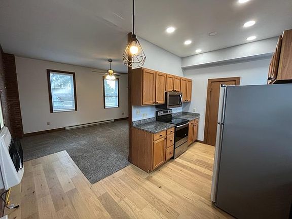 High 10' ceilings throughout 1st floor, with eat-in kitchen open to living room