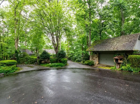 6117 Blackberry Ln, Buford, GA 30518