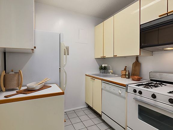 5th image of 2025 Broadway APT 2B