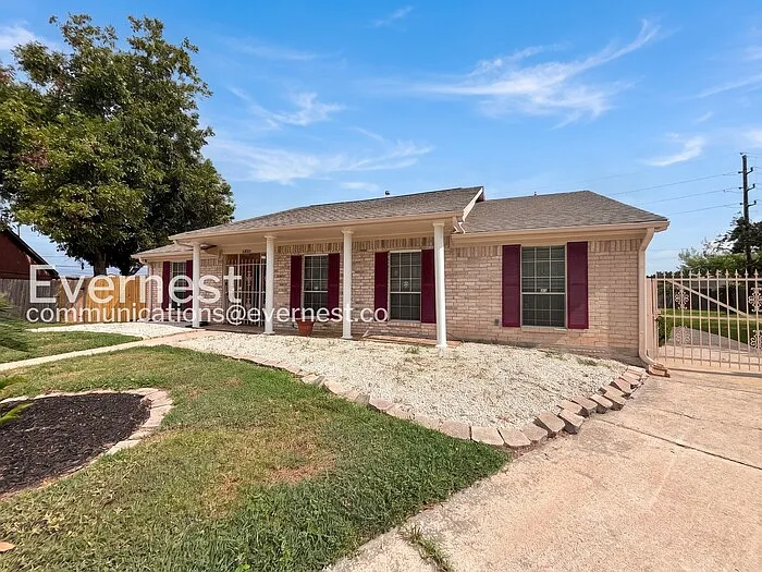 3 bed, 2.0 bath, 1942 sqft, $1,845 — Photo 2